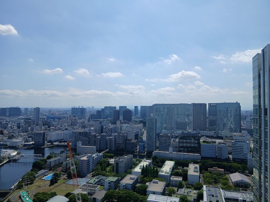 東京の都市景観、ビル群と川が見える高層ビルの窓からの眺め