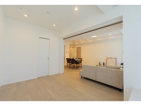 白と木の床のリビングルームとダイニングルームのインテリア」}