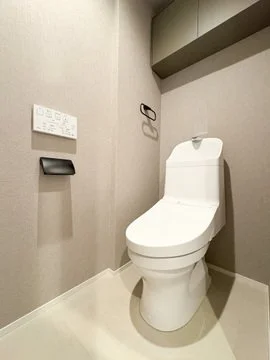 洋式トイレが壁際に設置されているトイレルームの内観