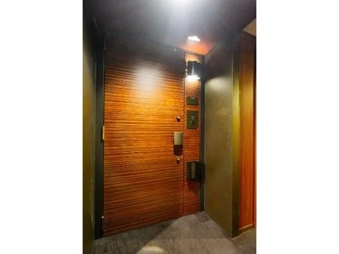 エレベーターの入り口と扉