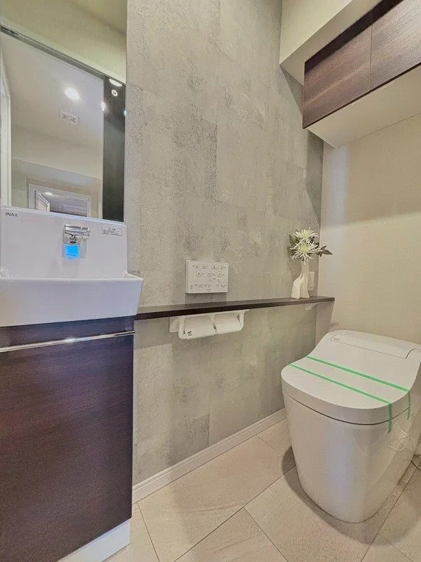 トイレと洗面台があるモダンなバスルームの内装。