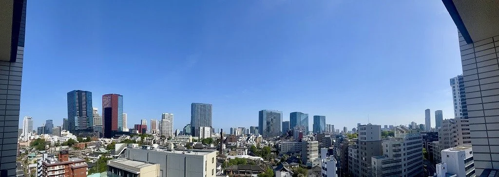東京の高層ビル群と青空を背景にした都市の景色