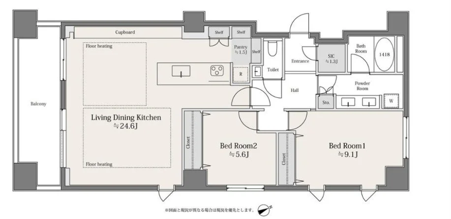 マンションの間取り図で、リビングダイニングキッチン、寝室2つ、バルコニー、浴室、トイレ、パウダールーム、収納、玄関があります。