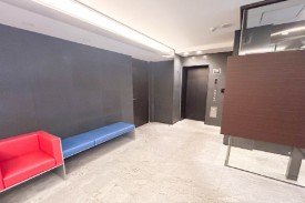 待合室の椅子と壁