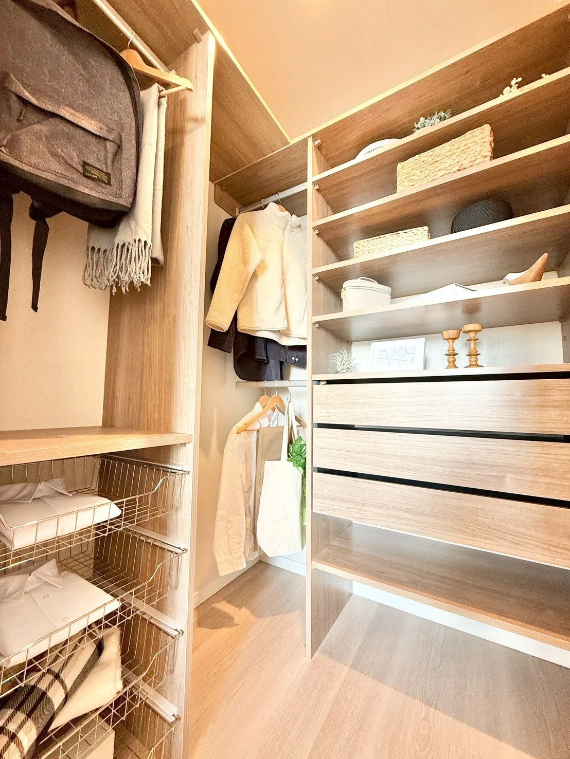 衣服やバッグが収納されたクローゼットの内部の様子