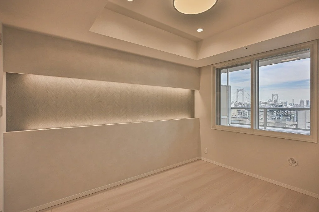 白い壁と大きな窓から見える橋と都市の景色が見える空間