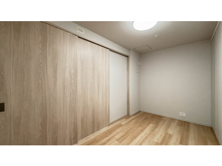 木の床と壁、引き戸のある空室