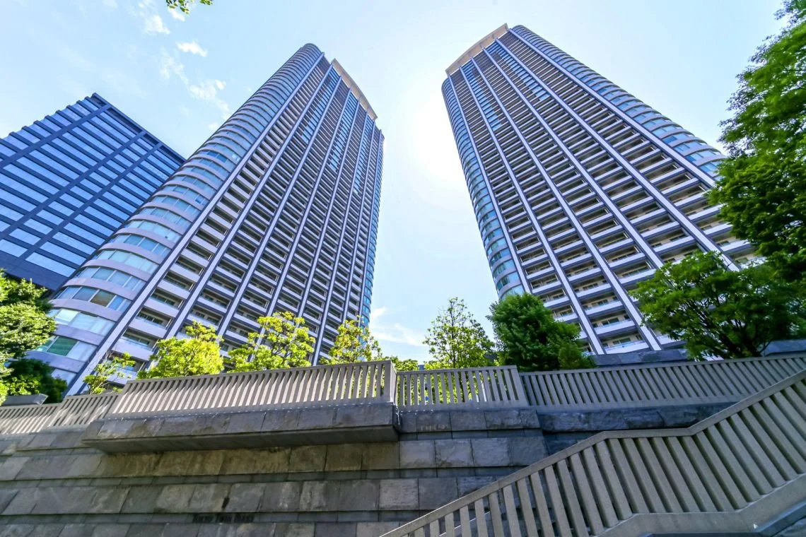 高層ビルが青空の下にそびえる都市の風景。