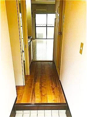 狭い廊下とガラス扉が見える室内の写真