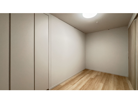 空の部屋、白い壁と木製の床