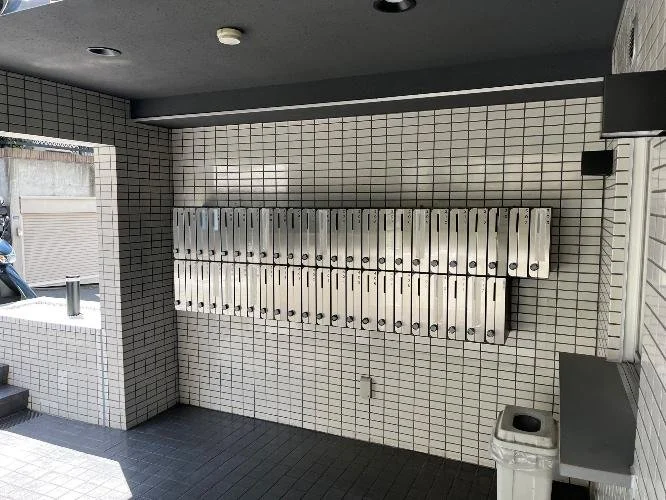 集合郵便箱とゴミ箱がある建物のエントランス部分