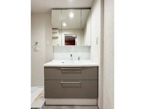 洗面台と鏡がある浴室または洗面所の interior