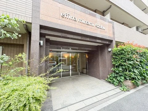 アパートの入り口のエントランス。建物の名前は「effina minami Asabu」