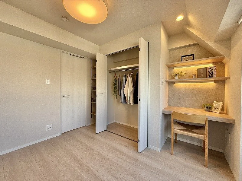 クローゼットとデスクのあるシンプルな部屋の interior