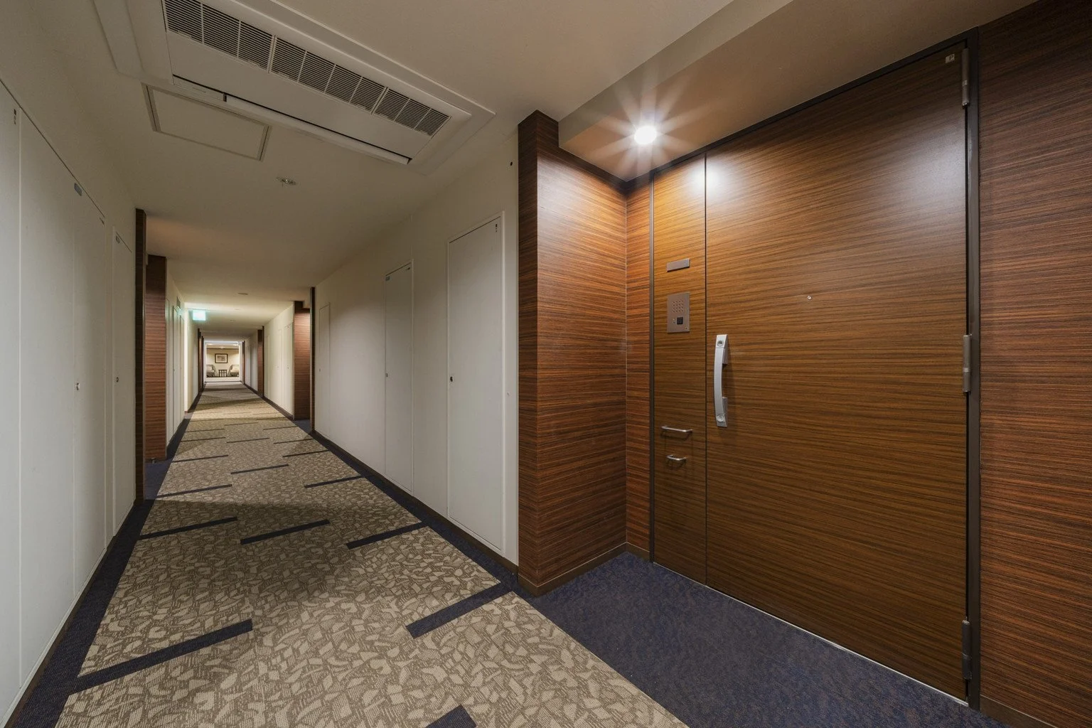 ホテルの廊下とエレベーターの扉