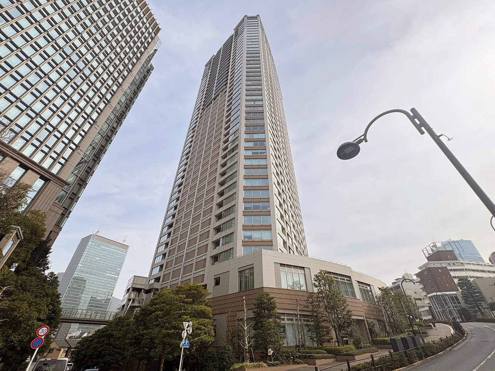 高層ビルと街路灯が写っている都市の風景
