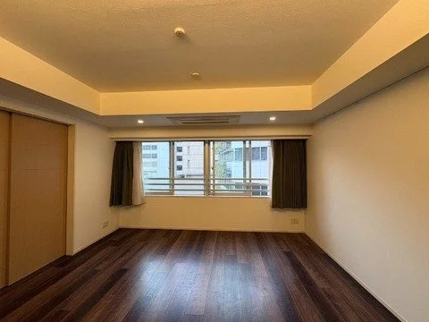 空の部屋、木製のフローリングと窓、カーテンあり