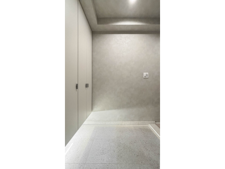 白い扉と灰色の壁があるシンプルな部屋のコーナー