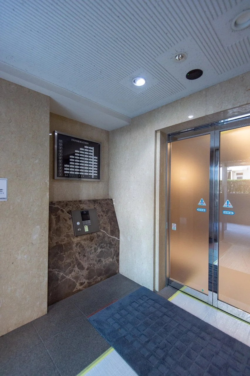 エレベーターの入口と案内表示パネル、インターホン」}