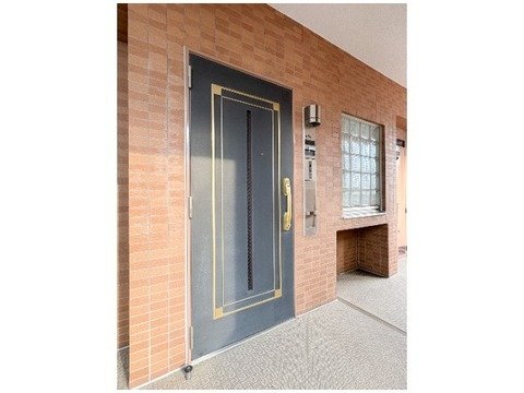 玄関ドアとその周辺の壁と窓の外観