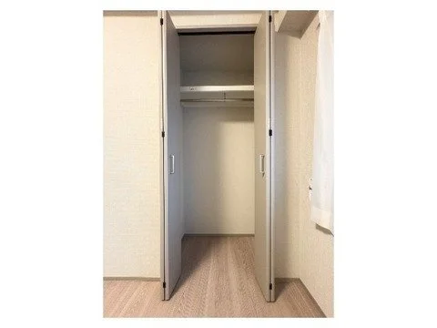 空のクローゼットの扉が開いている