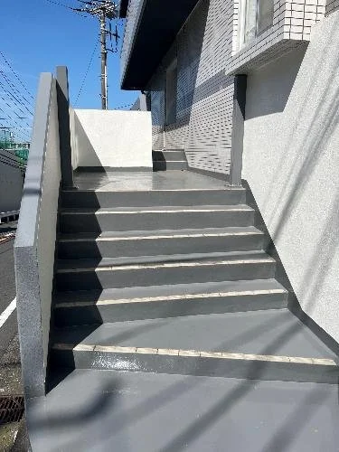 階段と建物の外壁の写真