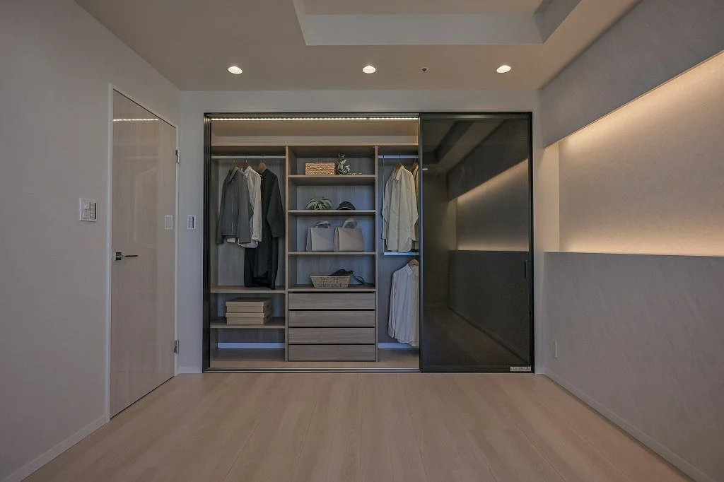 洋服とバッグが収納されたモダンなウォークインクローゼット