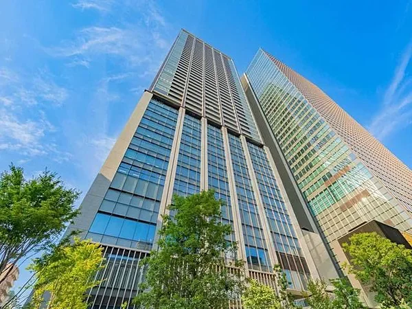 高層ビルと青空を背景にした都市の景色。
