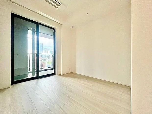 空の部屋、木製の床と窓とバルコニーの扉
