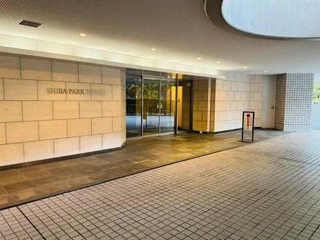 シバパークの入り口の外観、ガラスドアと看板が見える