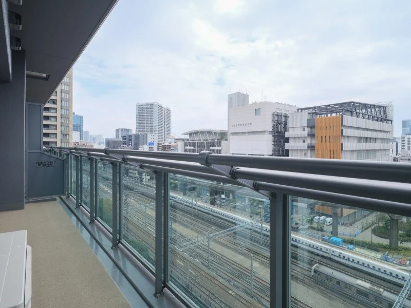 高層ビルが並ぶ都市の景色を望むバルコニーの様子