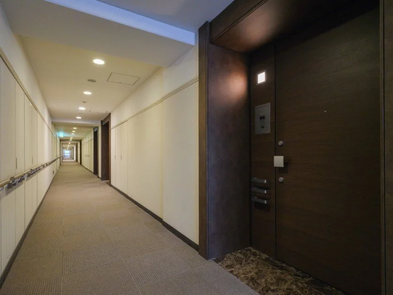 ホテルの廊下とエレベーターの扉