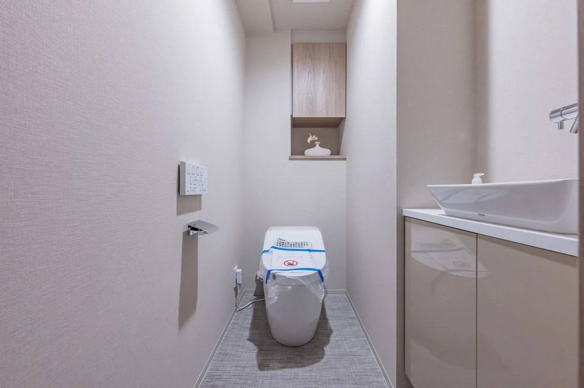 洗浄便座のトイレと手洗いシンクがあるトイレの室内