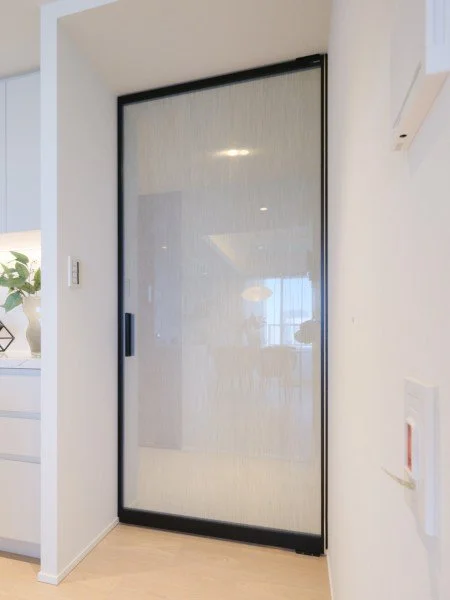 白い壁にガラス扉がついた室内のドア