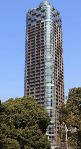 高層ビルと木々がある都市の景色