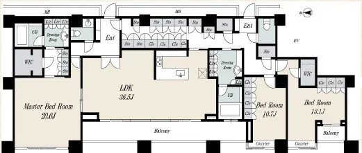 住宅の間取り図、リビングルーム、キッチン、複数の寝室、バルコニーと各種設備が示されている