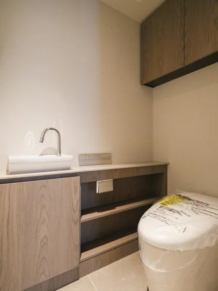洗面所またはトイレの洗面台と便座の未使用または包装された便器