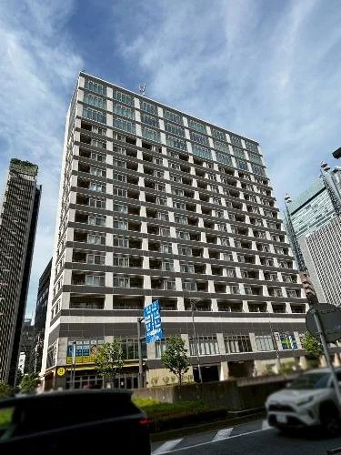 高層ビルが立ち並ぶ都市の街並み。