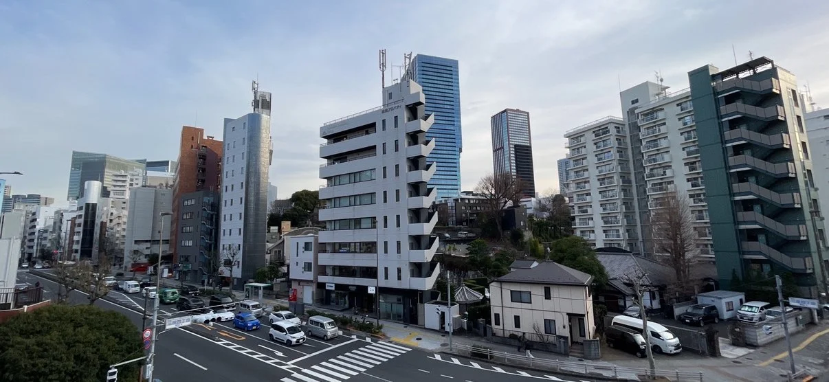 都市の高層ビル群と交差点の写真