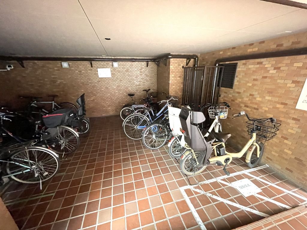 地下駐輪場に自転車と電動自転車が停められている