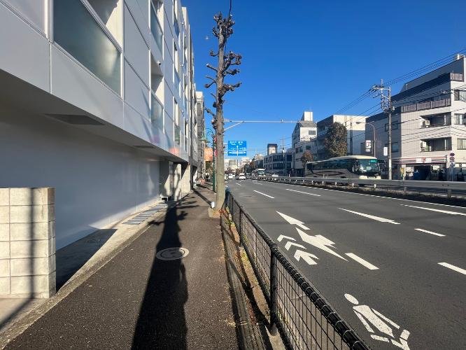 都市の道路と歩道、空は青く晴れ渡っている。