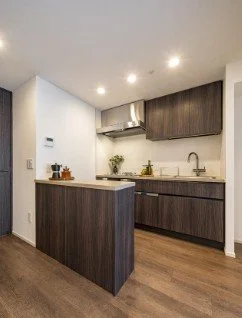 モダンなキッチンの interior, 明るい照明と木材のキャビネット