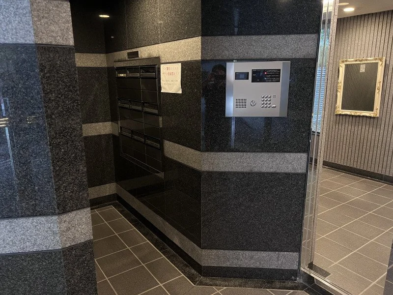 建物のエントランスにある電子キーシステムと郵便受けの集合ボックス