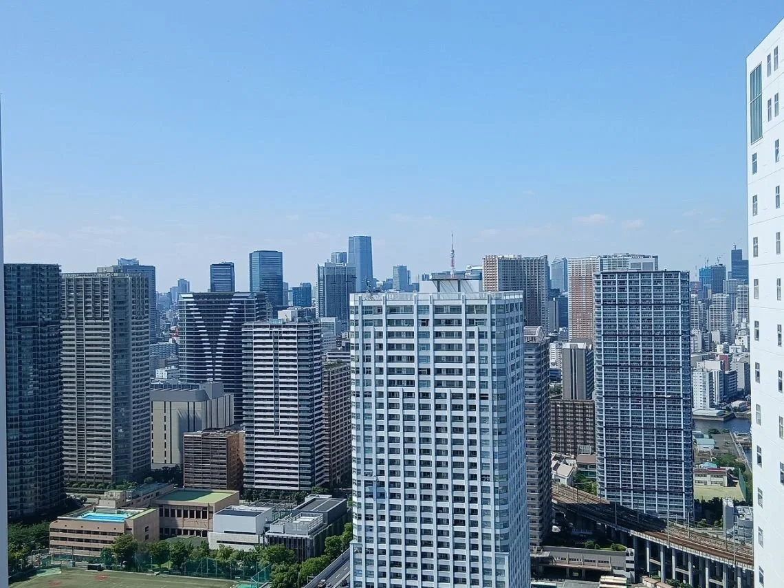 東京の高層ビル群と青空の景色