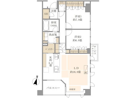 二重の寝室とリビングルーム、バルコニー付きの日本の間取り図