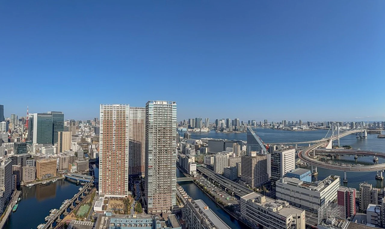 東京の都市風景、高層ビルと川、橋が見える景色。