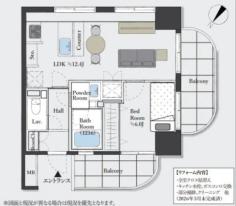 家具と部屋のレイアウトを示す間取り図。リビング・ダイニング・キッチン、寝室、浴室、トイレ、バルコニー、エントランス、収納スペースが描かれている。