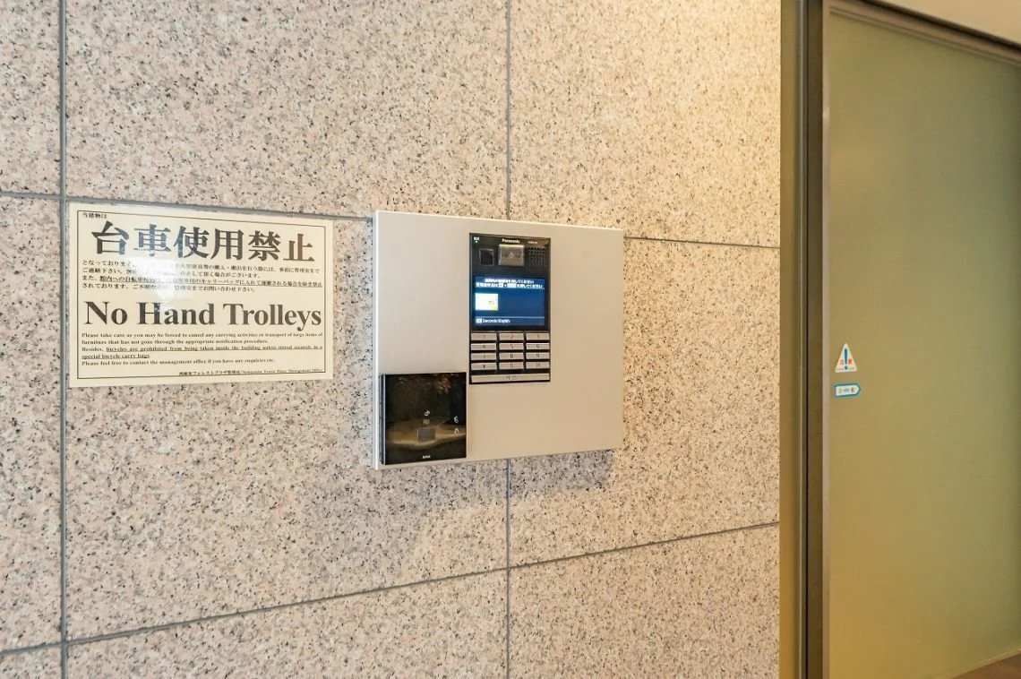 エレベーターの前に設置されたカードリーダー付きのインターホンシステム