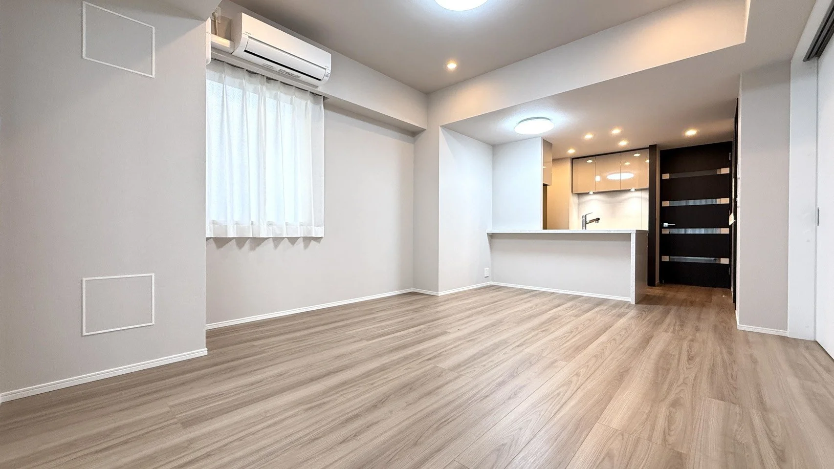 白い壁と木目調の床のリビングルームとキッチンの interior, 日本