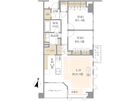 マンションの間取り図。玄関から入ると左側にシューズインクローゼット、右側に浴室と洗面所、キッチンとリビングダイニングが配置されている。リビングにはバルコニーへ出るドアと床暖房があり、二つの洋室はそれぞれ約7.0畳と5.0畳。